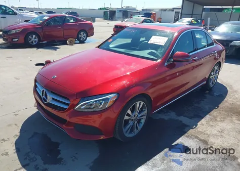 2018 Mercedes-Benz C 300 z USA, uszkodzony, nr VIN 55SWF4JB2JU256657